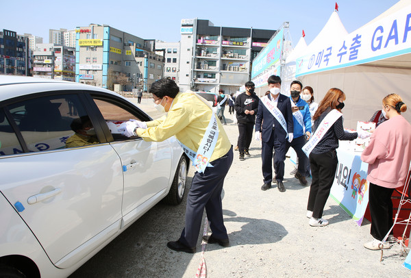 상반기 진행된 드라이브 스루 농산물 판매전 모습./ⓒ서산시청