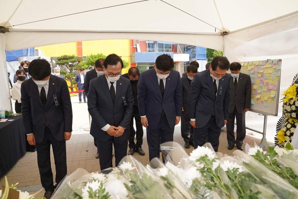 충남 천안시 서북구 백석동 아파트에 마련된 빈소에 시 관계자들이 방문해 분향하는 모습./김형태 기자