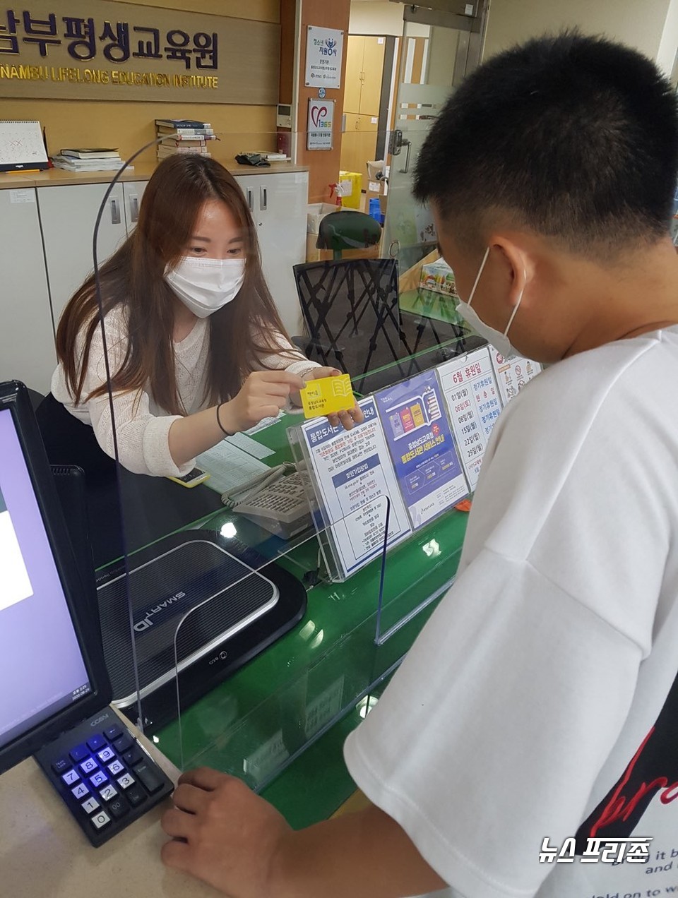 충남교육청 소속 19개 공공도서관은 1일부터 하나의 회원증으로 전국 어디서든 도서대출 서비스를 받을 수 있는‘책이음 서비스’를 시작한다./ⓒ충남교육청