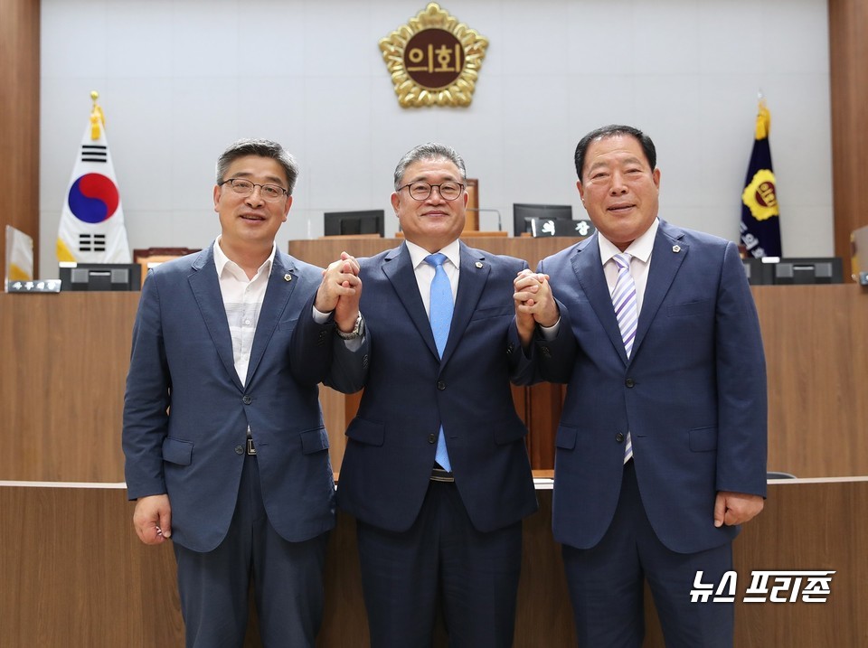 충남도의회 후반기 의장 자리에 김명선(당진2·더불어민주당) 의원이 앉았다. (왼쪽부터) 전익현 1부의장, 김명선 의장, 조길연 2부의장./ⓒ충남도의회