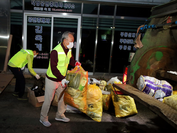 민선7기 군정 출범 첫날과 2년차 읍내 시가지에서 환경정화 활동을 하며 업무를 시작한 윤상기 군수가 민선7기 3년차가 시작된 첫날에도 쓰레기 청소를 하며 새 출발했다./ⓒ하동군