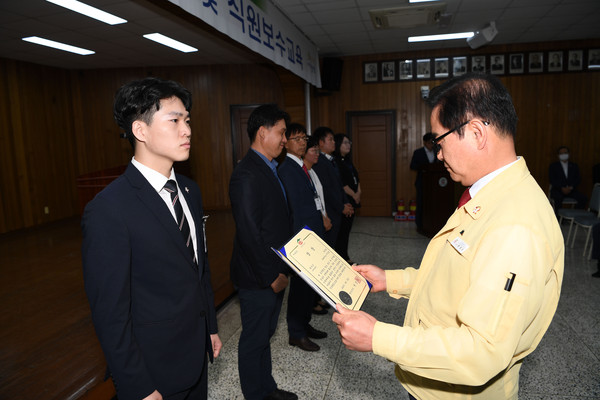 1일 군청 대회의실에서 열린 7월 정례조회에서 상반기 민원처리 마일리지 점수 우수 부서 및 직원들이 기념촬영 모습./ⓒ창녕군