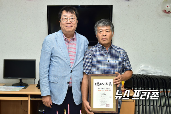 정년퇴임을 축하받는 김진영 미화원(우).(사진제공=제천시)