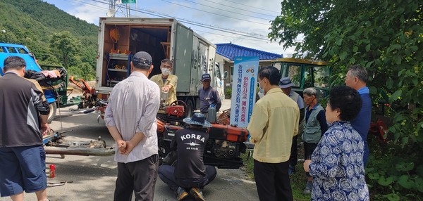 거창군 주상면은 완대리 넘터 마을에서 코로나19로 추진하지 못했던 농기계 순회교육과 농기계 수리를 농업기술센터 농기계 순회수리반의 협조로 실시했다./ⓒ거창군