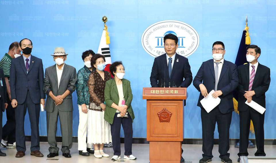 사진: 일본군 위안부 및 강제징용 피해자와 유족 등 11명이 이영훈 전 서울대 교수를 비롯한 '반일종족주의와의 투쟁' 집필진과 류석춘 연세대 교수를 출판물에 의한 명예훼손 등의 혐의로 고소하기로 했다.    소송에는 일본군 위안부 피해자인 이용수 할머니도 참여했다.