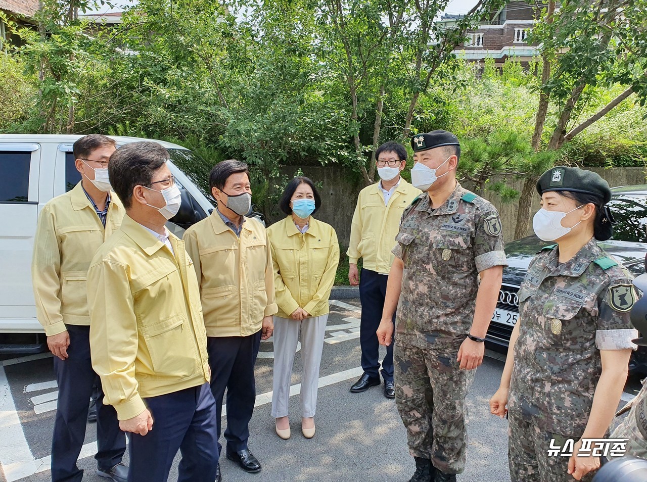 허태정 대전시장이 2일 오전 코로나19 전수검사가 진행되고 있는 천동초등학교 내 이동 선별진료소를 찾아 의료진의 노고를 격려하고 신속한 검사를 당부했다./ⓒ이현식 기자