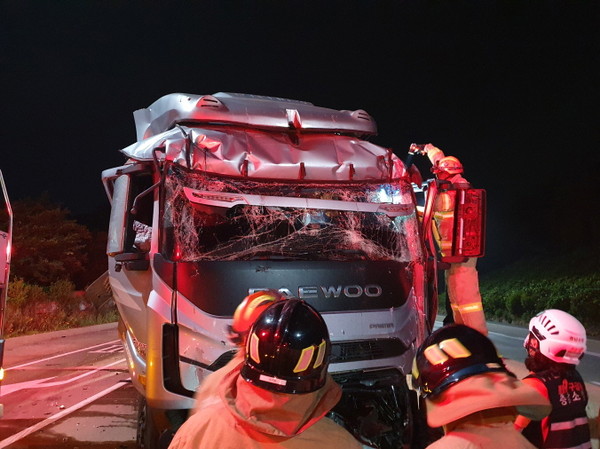 3일 오전 1시 39분쯤 충남 보령시 웅천읍 인근 서해안고속도로 하행선 목포방향 182km지점(무창포 IC 500m 전)에서 25t 화물 탑차와 6.5t 화물차가 추돌했다./ⓒ보령소방서