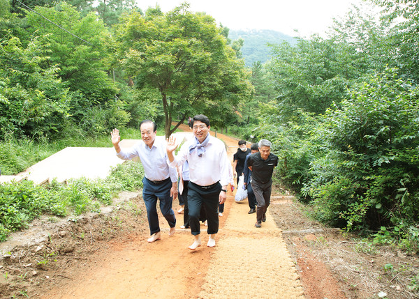 맹정호 서산시장이 3일 부춘산 황톳길 조성사업 현장을 둘러보며 주민들과 대화를 나누고 있다./ⓒ서산시청