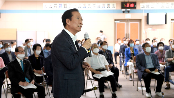 구인모 거창군수는 군청 대회의실에서 민선 7기 전반기 성과와 하반기 비전 보고회를 개최했다./ⓒ거창군