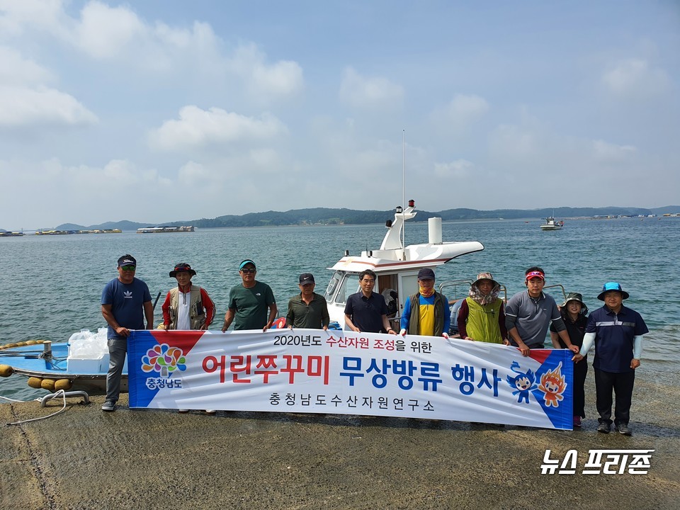 충남도 수산자원연구소는 도내 6개 시·군 연안 해역에 어린 주꾸미 60만 마리와 어린 꽃게 62만 마리를 각각 방류했다./ⓒ충남도청