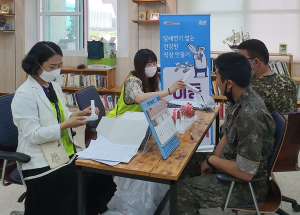 지난 3일 육군 제8611부대 장병을 대상으로 이동금연클리닉 상담․검사를 진행모습./ⓒ창녕군