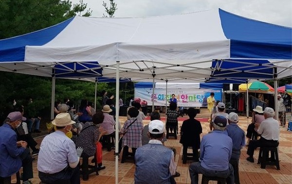 예산역전장에서 올해 첫 문화장터공연이 열렸다./ⓒ예산군청