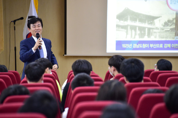 조규일 진주시장이 6일 오전 대곡중학교를 방문해‘역사를 품고 미래를 꿈꾸는 진주’라는 주제로 강연을 가졌다./ⓒ진주시