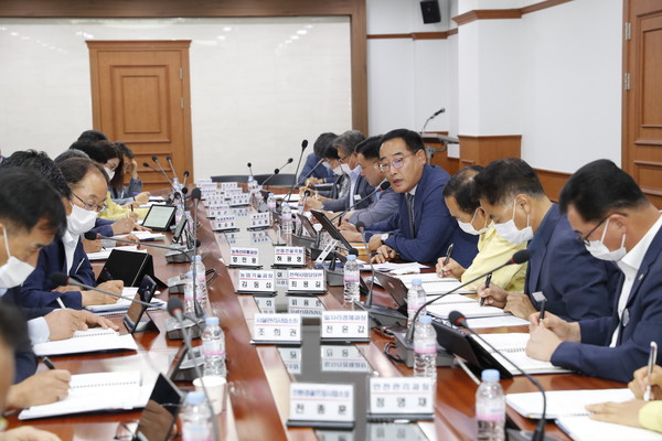 의령군은 원활한 군정 추진을 위해 6일 오전 군청회의실에서 백삼종 권한대행의 주재로 국장, 관 · 과 · 소장과 읍·면장 등 간부 공무원들이 참석한 가운데 확대 간부회의를 주재했다./ⓒ의령군