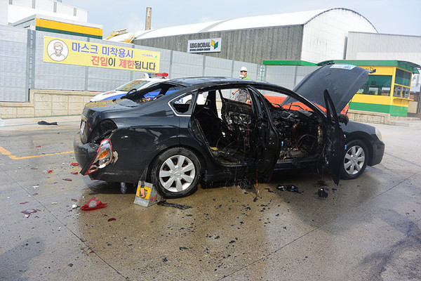 6일 오전 8시 31분쯤 충남 당진시 송악읍 부곡리 한국 유에스지 보랄 당진공장 정문 앞에서 시위 중 방화로 추정되는 화재가 발생해 10여분만에 진화됐다./ⓒ당진소방서