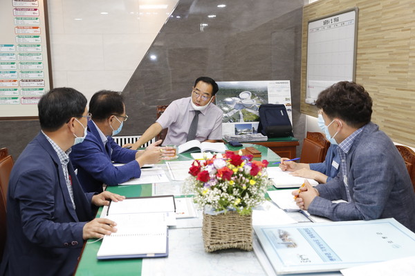 의령군은 지난 1일 취임한 백삼종 의령군수 권한대행 주재로 역점사업 위주로 주요업무 보고회를 개최했다./ⓒ의령군