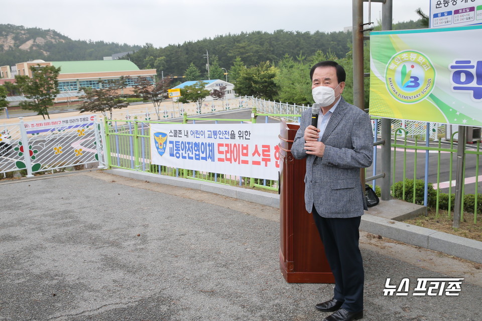 김지철 충남교육감은 7일 오전 학부모 차량을 통해 등하교하는 학생들이 안전하게 승하차할 수 있도록 유도 차선 등 시설을 개선한 태안초, 백화초 현장을 방문했다./ⓒ충남교육청