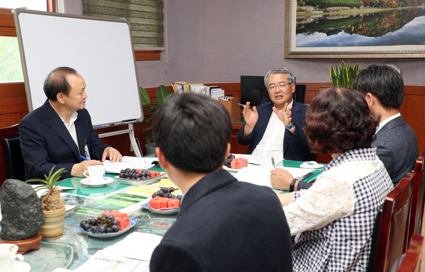 6일 박성재 부시장이 가곡동 행정복지센터를 방문해 직원들의 애로사항을 청취하고 있다./ⓒ밀양시