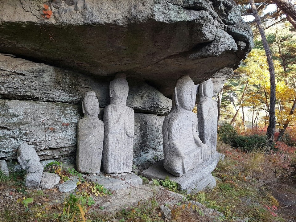 남해금산에 간 적 있다. 남해금산 어디쯤 돌 속에 묻혀 있을 내 곁에서 도망간 내가 사랑한 한 여자를 찾으러 간 것이었다.