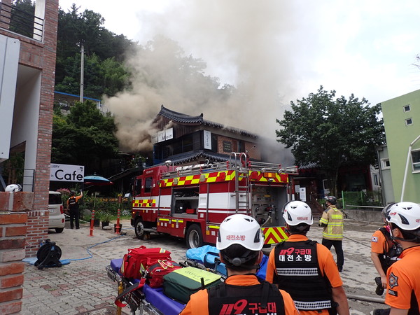 7일 오후 4시 23분쯤 대전 중구 대사동의 한 2층짜리 휴게음식점에서 불이 나 신고를 받고 출동한 소방대원들이 진화작업을 벌이고 있다./ⓒ대전 중부소방서