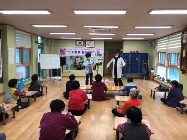 하동군에 따르면 농촌 고령화 등으로 치매 유병률이 갈수록 늘어나는 가운데 치매관리 전문가 교육을 받은 보건지소 및 보건진료소 직원들이 치매지킴이 역할을 톡톡히 하고 있다./ⓒ하동군