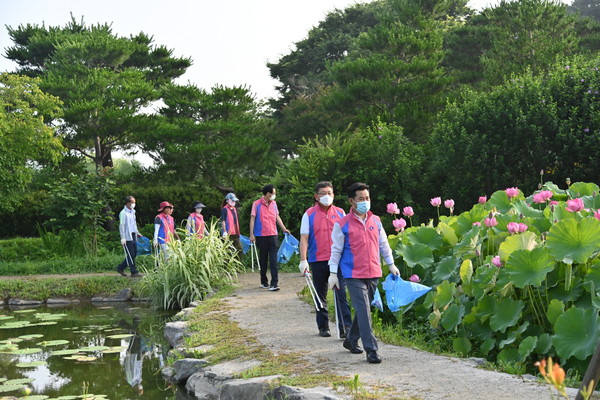 박정현 부여군수 궁남지 환경정비 장면 ./ⓒ부여군