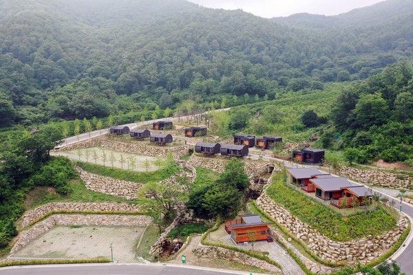 함양군의 대표 숲속 힐링 쉼터인 함양대봉산휴양밸리 내 대봉캠핑랜드가 개장을 앞두고 온라인 예매를 시작한 결과 주말 예매율이 85%를 넘어서며 대박 흥행의 기대감을 높이고 있다./ⓒ함양군