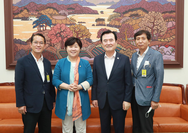 서춘수 함양군수가 군의 주요 현안사업인 군부대 이전과 한남 자연재해위험지구 개선사업 등 굵직한 현안사업의 국비확보를 위하여 9일 기재부와 국회를 연이어 찾아 적극적인 지원을 요청했다./ⓒ함양군.