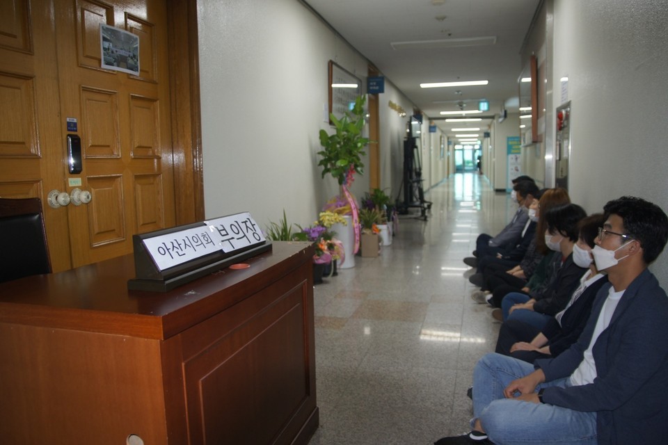 부의장실 입구에 명패와 책걸상 놓은 채 복도에 앉아 무언 시위하는 더민주 의원들./ⓒ김형태 기자