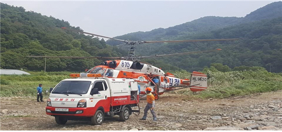 하동군은 지상방제가 어려운 밤 재배 농가의 고품질 밤 생산과 소득 증대를 위해 하동군산림조합과 함께 밤나무해충 항공방제를 실시한다./ⓒ하동군