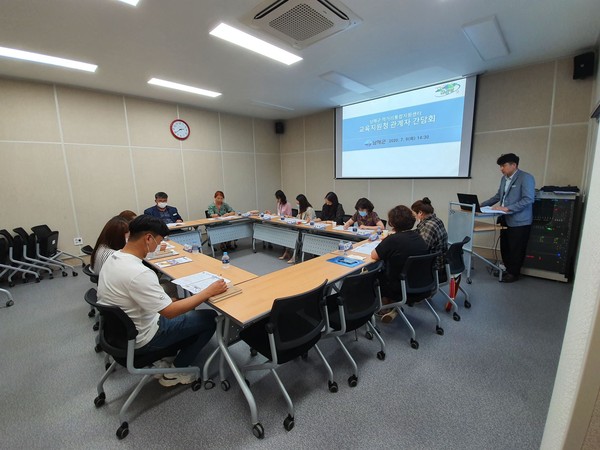 남해군은 지난 9일 오후 먹거리통합지원센터 회의실에서 남해군, 남해교육지원청 관계자와 각 학교 영양교사 등 12명이 참석한 가운데 학교급식의 원활한 추진을 위한 간담회를 열었다./ⓒ남해군