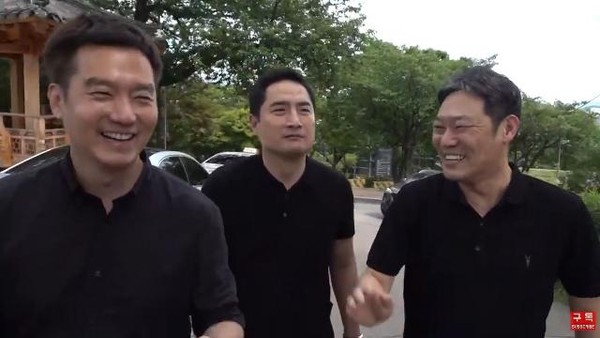 박원순 서울 시장이 숨진 서울 성북구 와룡공원을 찾아 방송 진행을 하며 떠들고 웃고 있는 가세연 운영자들 . 가세연 방송 화면