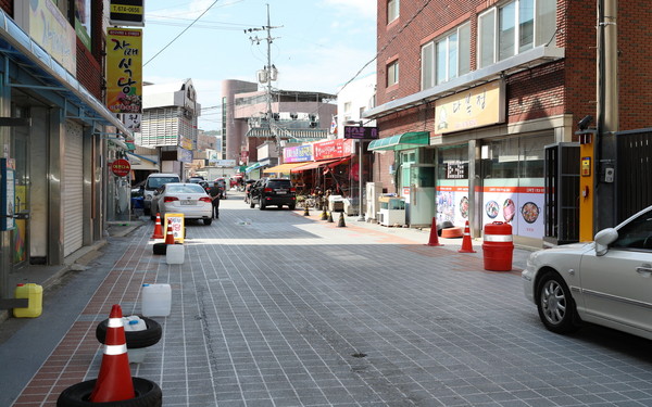 태안군이 태안읍 서부시장과 특산물전통시장 구간에 조성한 ‘머무르고 싶은 거리’ 모습./ⓒ태안군청