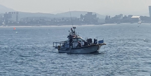 충남 보령시 다보도 인근 해상에서 낚시어선 B호가 낚시관리 및 육성법 위반으로 적발됐다.Ⓒ보령해양경찰서