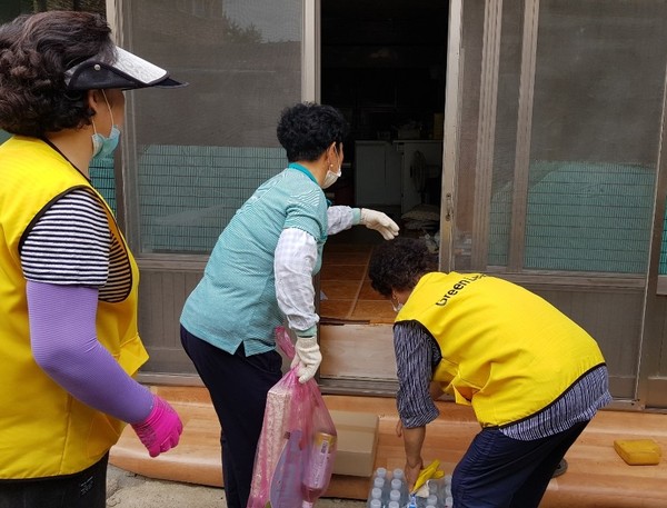 지난 10일 기후변화 진단 컨설턴트가 사업대상 가구를 방문해 폭염대응 물품을 전달모습./ⓒ창녕군