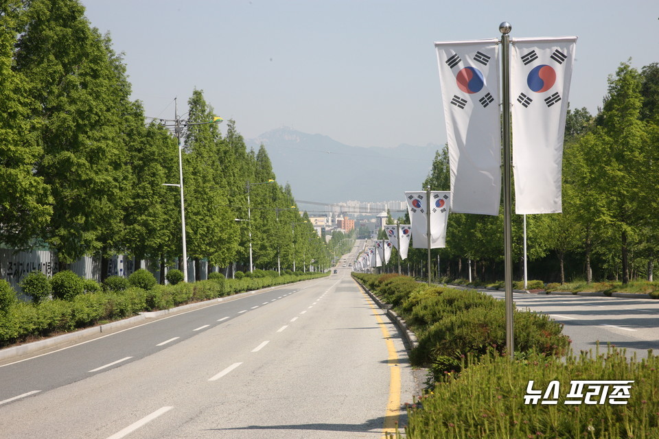 충남 계룡시는 제72주년 제헌절을 맞아 대한민국의 헌법 제정을 경축하고, 태극기 게양을 통한 애국심 고취를 위해 태극기 달기 운동을 전개한다./ⓒ계룡시청