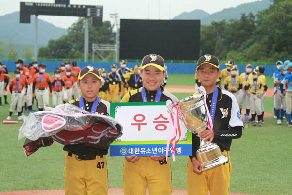 “제3회 크린토피아배 전국유소년야구대회” 꿈나무리그와 유소년리그에서 각각 우승을 차지하며 대회 2관완에 오른 남양주야놀유소년야구단.(사진=대한유소년야구연맹)