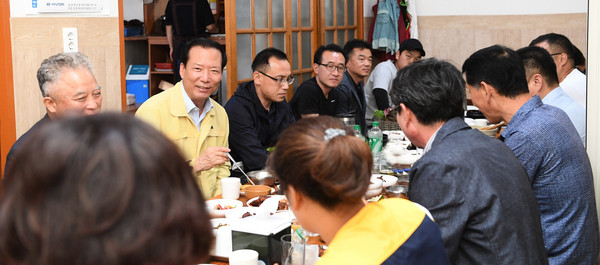 거창군은 거창소도매유통협의회장, 시장번영회장과 관내 13개 중형마트 대표 등 20여 명이 참석한 가운데 중형마트 대표자 소통간담회를 개최했다./ⓒ거창군