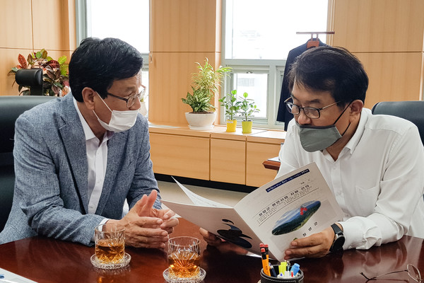 김돈곤 청양군수(왼쪽 첫 번째)가 지역 현안사업의 차질 없는 추진을 위해 정부예산 확보에 총력을 기울이고 있다.©청양군청