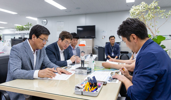 김돈곤 청양군수(왼쪽 첫 번째)가 지역 현안사업의 차질 없는 추진을 위해 정부예산 확보에 총력을 기울이고 있다.©청양군청