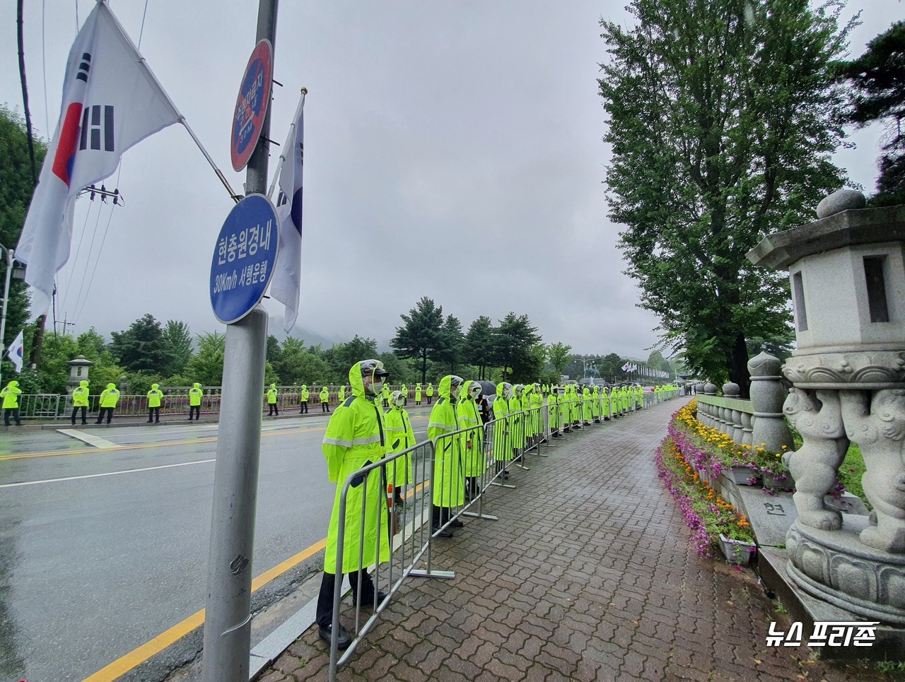 [포토] 대전 경찰, 대전현충원서 '백선엽 장군 육군장' 경계 강화[뉴스프리존,대전=이현식 기자] 고(故) 백선엽 장군(예비역 육군대장)의 안장식이 15일 오전 11시 30분 국립대전현충원에서 육군장(葬)으로 거행될 예정인 가운데, 경찰들이 현충원 정문 입구부터 줄을 이어가며 경계를 강화하고 있다./ⓒ이현식 기자