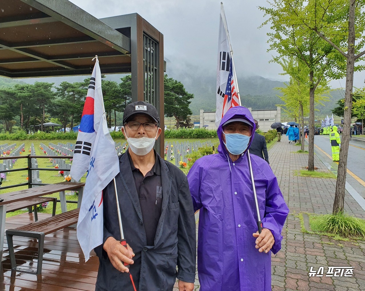 [뉴스프리존,대전=이현식 기자] 고(故) 백선엽 장군(예비역 육군대장)의 안장식이 15일 오전 국립대전현충원에서 육군장(葬)으로 거행된 가운데, 우리공화당 당원인 민경현씨(84세. 인천. 오른쪽)와 문봉구씨(75세)가 백선엽 장군을 추모하며 태극기와 성조기, 우리공화당 깃발을 들고 있다./ⓒ이현식 기자