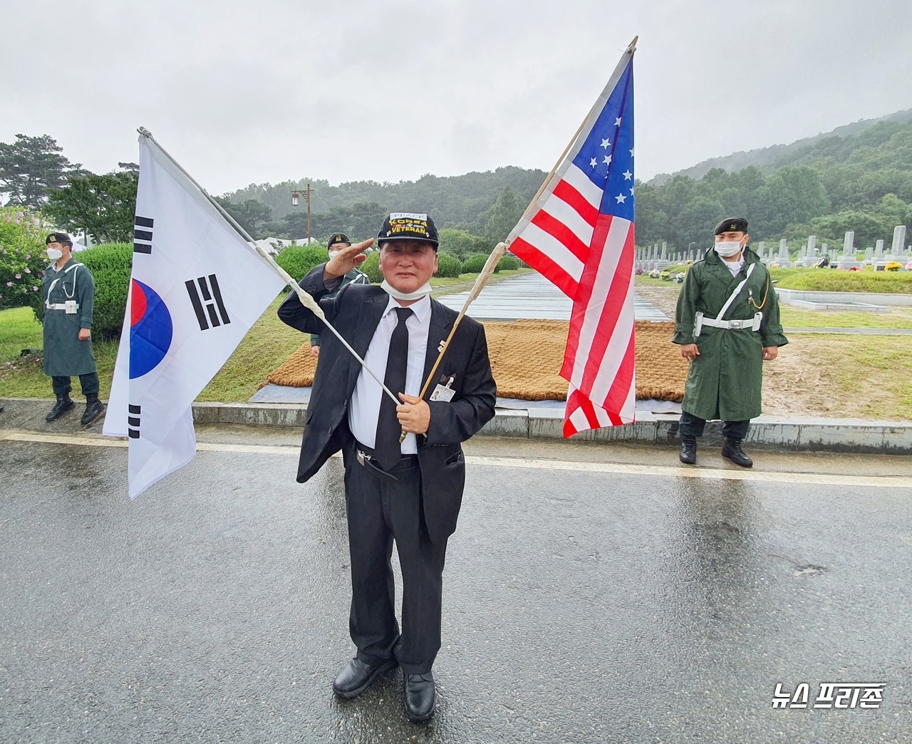 [뉴스프리존,대전=이현식 기자] 고(故) 백선엽 장군(예비역 육군대장)의 안장식이 15일 오전 11시 30분 국립대전현충원에서 육군장(葬)으로 거행된 가운데, 보수단체 회원으로 보이는 남성이 태극기와 성조기를 들고 경례를 하고 있다./ⓒ이현식 기자