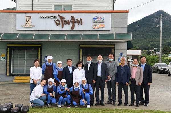 진영 행정안전부 장관이 15일 전북을 찾아 코로나19 장기화에 따른 마을기업 운영 상황 점검에 직접 나섰다. 진 장관은 이날 ‘푸드인완주마더쿠키’를 방문해 마을기업 운영하면서 겪는 애로사항을 청취했다./ⓒ전광훈 기자