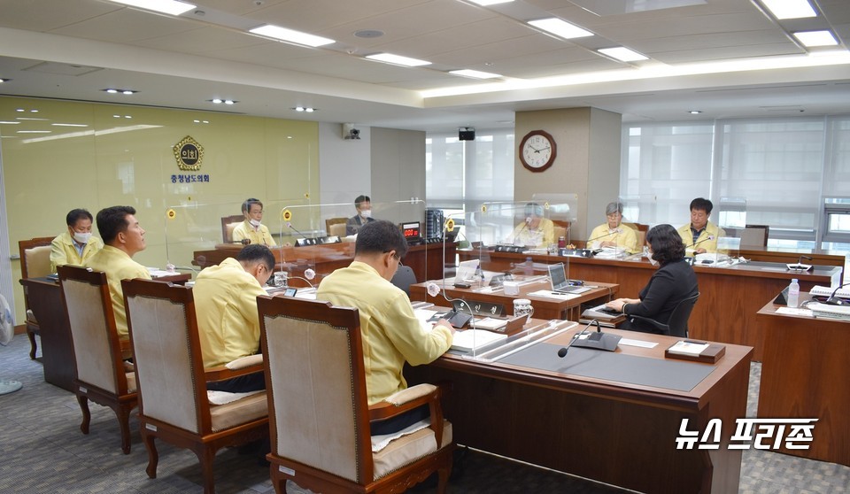 충남도의회 농수산해양위원회(위원장 김영권)는 15일 동물위생시험소 소관 2020년도 주요업무 추진상황 보고에서 축산물 융복합 검사기반 구축사업에 축산인들을 위한 운영계획 마련을 주문했다./ⓒ충남도의회