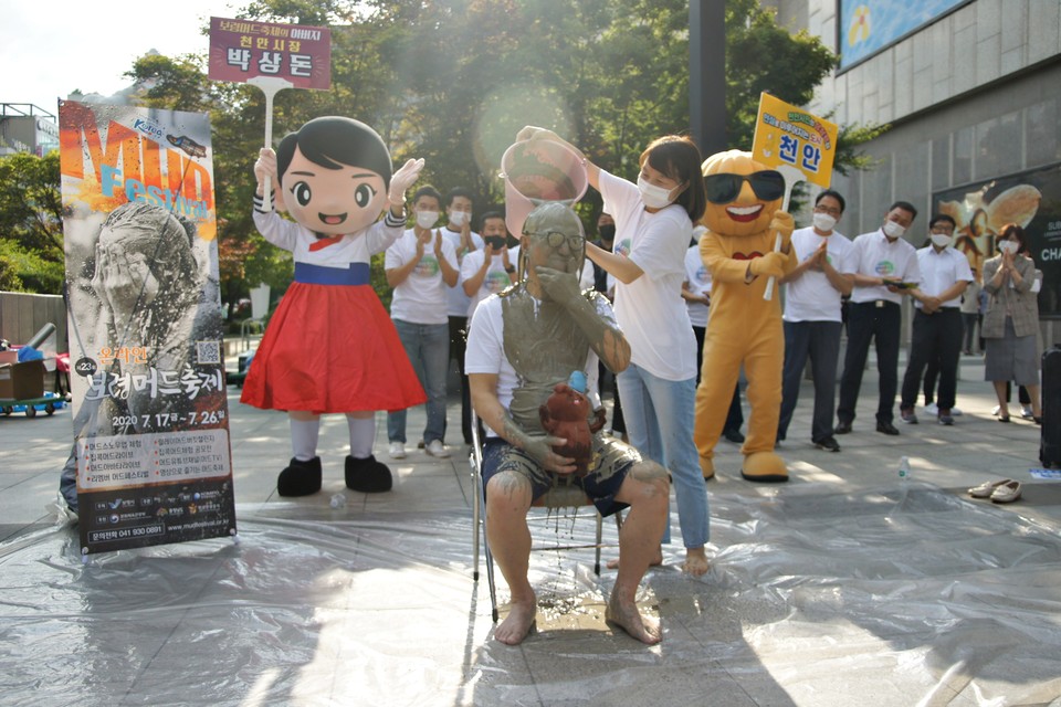 박상돈 천안시장 릴레이머드버킷챌린지./ⓒ김형태 기자