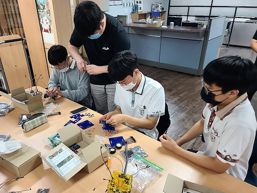 스마트자동차공학부 학생이 가온고등학교 학생들에게 자율주행자동차 교육하는 모습./ⓒ선문대학교