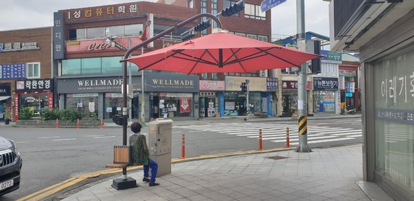 횡단보도 신호대기 시 보행약자들이 편하게 쉴 수 있도록 마련한 그늘막 쉼터.©청양군청