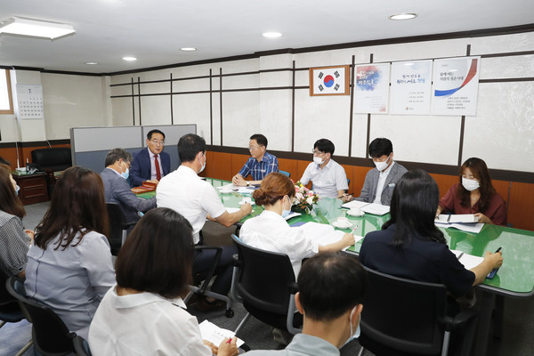 1일 취임한 신임 백삼종 의령군수 권한대행은 7일∼16일까지 13개 읍ㆍ면을 순방하면서 민원 최접점에 있는 민원실무자와의 간담회를 실시했다./ⓒ의령군