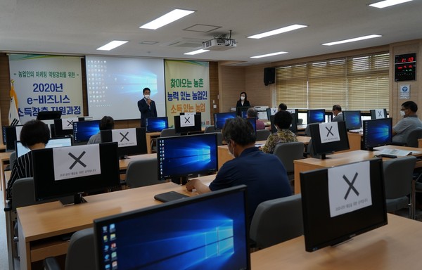 군이 교육대상자를 대폭 축소하고 농업인 맞춤형 컴퓨터 교육을 시작했다./ⓒ예산군청